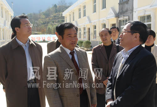 郭汉文同志在凤县南星镇寺沟村检查整村移民搬迁工作
