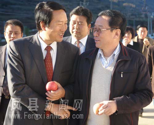 袁录怀和省扶贫办主任郭汉文同品“幸福果”