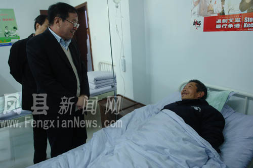郭汉文同志在凤县中心敬老院看望孤寡老人