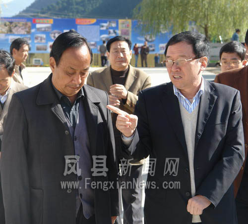 郭汉文同志在凤县三岔镇酒铺村检查调研扶贫工作