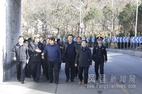 凤县县长张帆,副县长陈新陪同检查.