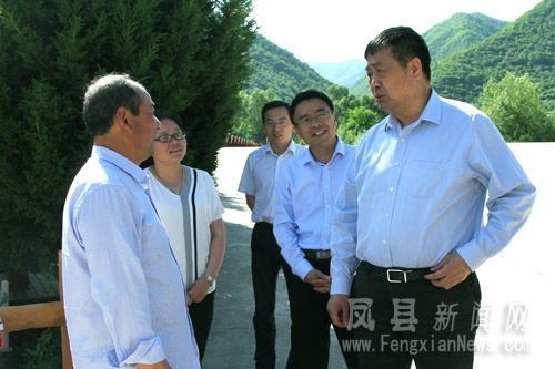 省水利厅厅长王拴虎在红花铺镇永生村了解小流域治理工作